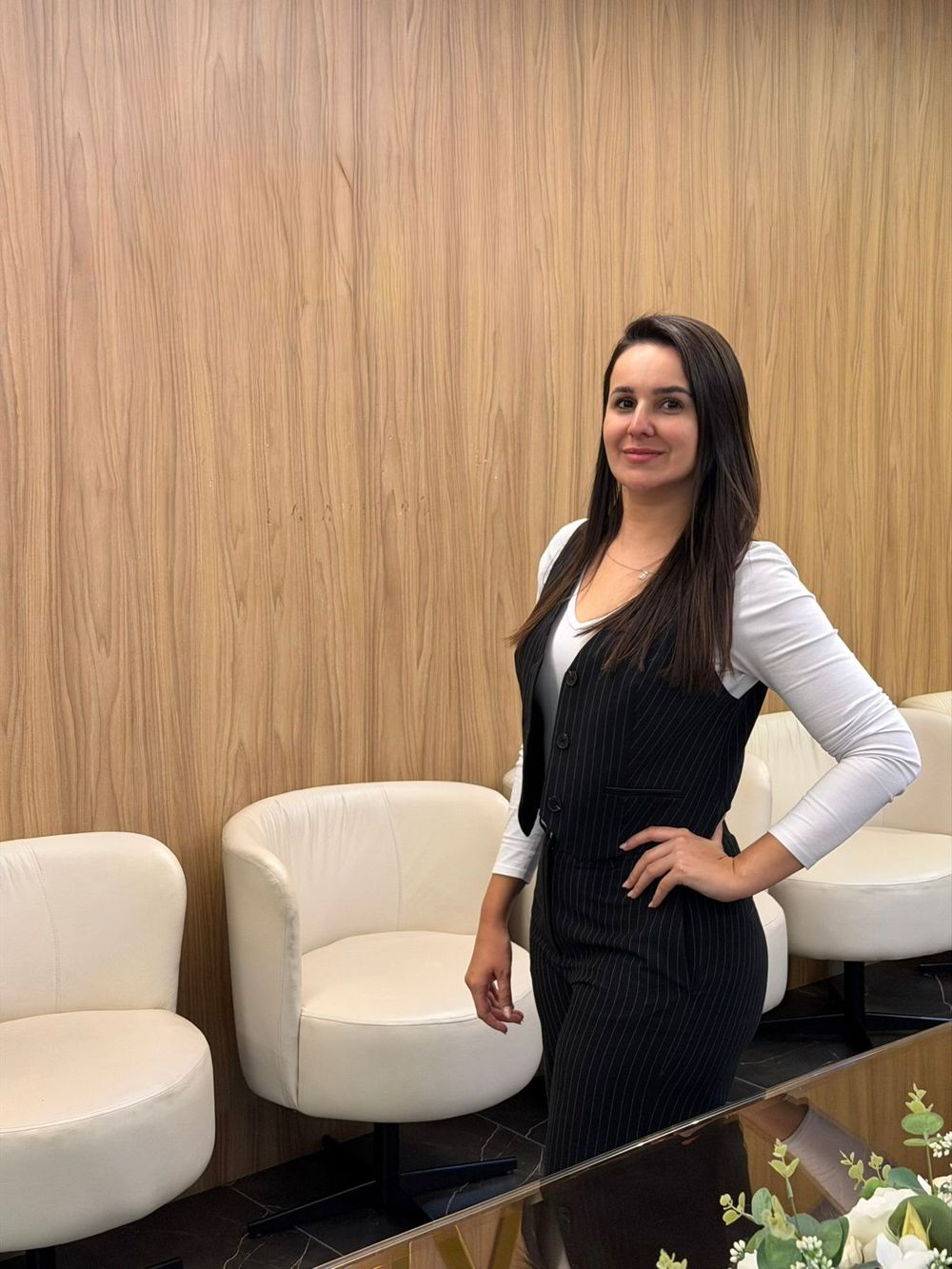 Profissional da Clínica Arcanjo na recepção da clínica